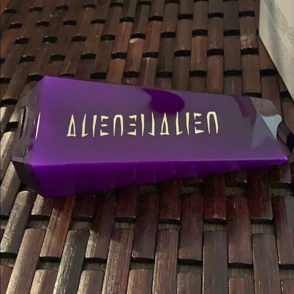 Body lotion by Mugler - Picture 3 of 5